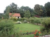 t_granny_garden2.jpg 7.4K
